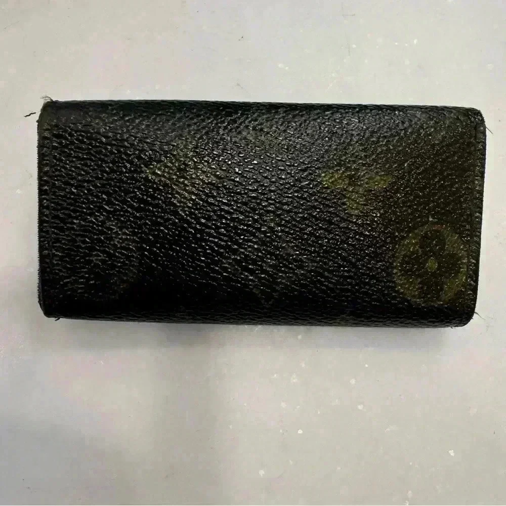 Authentic Louis Vuitton key Monogram 4– key holder